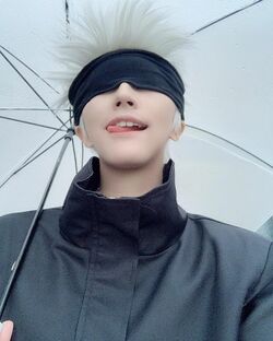 台湾コスプレイヤー・越尊、「呪術廻戦」五条悟の“舌チラ”コスプレに称賛続々「本当にかっこいい」