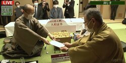 渡辺明名人が43手目を封じる 六冠保持者の藤井聡太竜王との注目の開幕戦、形勢互角のまま2日目へ／将棋・名人戦七番勝負第1局