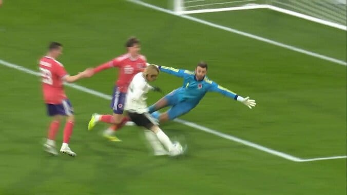 「別格だな」伊東純也、スコットランド守備陣翻弄の“稲妻ドリブル”が話題「キレッキレ」「速すぎる」異次元の“切り返し”にファン衝撃 3枚目