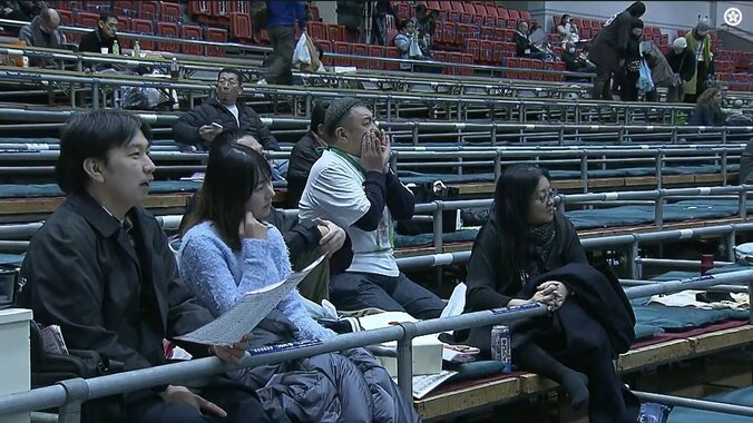 「昼前から鎮座してるw」大相撲中継、カメラが偶然捉えた著名人が話題 升席に正座で声援を送る様子にファン驚き 3枚目