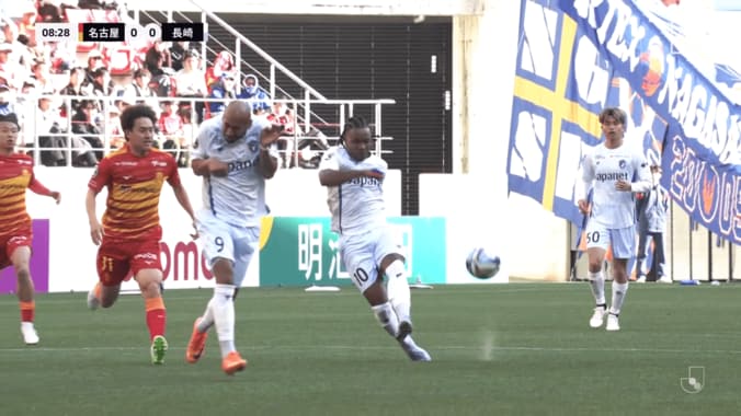 「悪魔の左足」を振り抜くマテウス・ジェズス