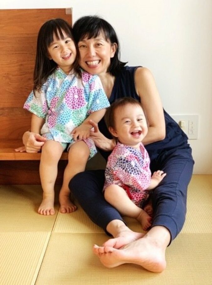 東尾理子、娘達がお揃いの甚平で花火鑑賞「日本の夏を感じます！！」 1枚目
