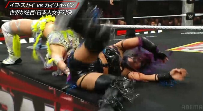 硬いエプロンめがけて直下式ジャーマン・スープレックス