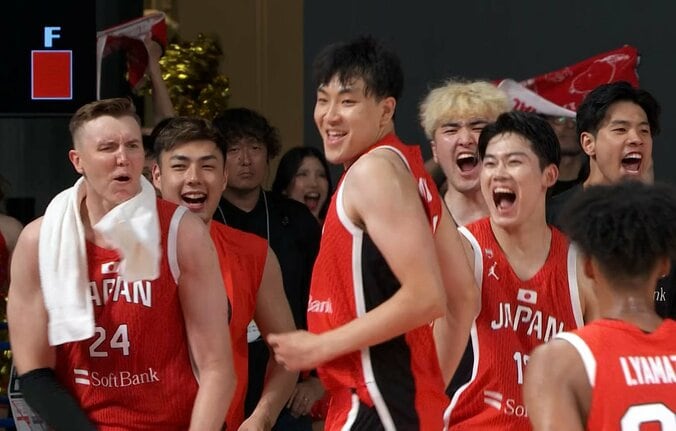 【写真・画像】一体なにが…？ ホーバスHCが激昂！ オランダ代表が“妨害プレー”で騒然→コート侵入でレフェリーに抗議【バスケ男子代表】　1枚目