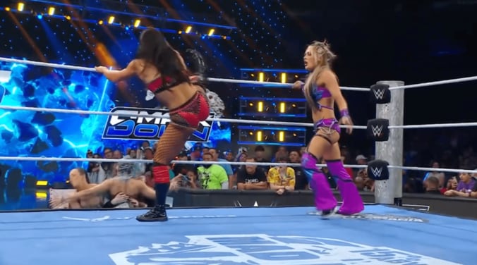 キアナのキックはジュリアに誤爆