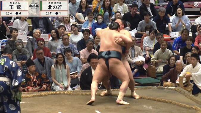 玉鷲、土俵際で驚異の粘り