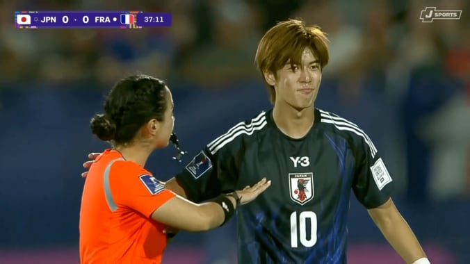 ガルシア主審とコミュニケーションを取る大関