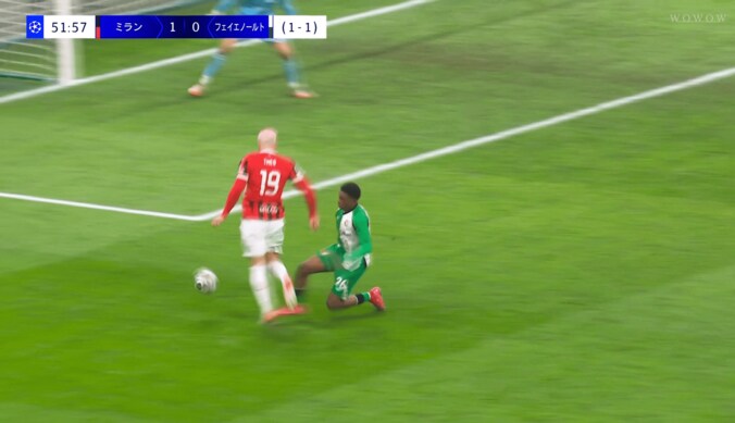 大炎上！「アホすぎる」ミランDFテオが“愚かすぎるダイブ“で退場…「二度とミランのシャツを着るな」「恥を知れ」CL敗退の戦犯に 3枚目