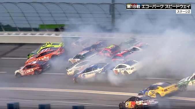 「何台巻き込まれたか」23台が絡む大クラッシュで赤旗中断 米レースの今季最大級事故に放送席騒然「逃げ場がない」 4枚目