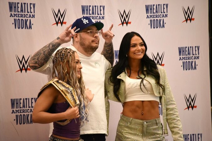 日本人女子スーパースター目当てに米・ラスベガスで“大行列”が発生 “美しき狂気”ジュリアの撮影会に熱狂的ファン続々 2枚目