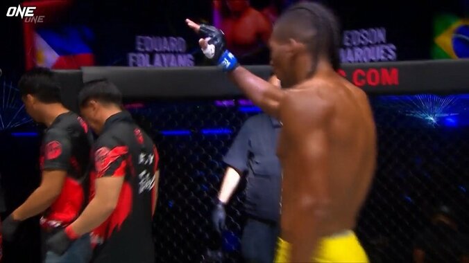 被弾の反動で顔面から“前のめり” 戦慄KO、レフェリーのストップに「選手生命を考えたら妥当」擁護の声 2枚目