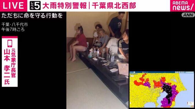 雨水が流れ込んだ店内で避難する人々（実際の様子）