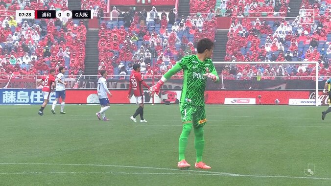 一体なにがあった？浦和GK西川周作、開始早々に負傷退場のアクシデント発生「負傷交代は厳しいな」「大きな怪我でなければ良いけど」 5枚目