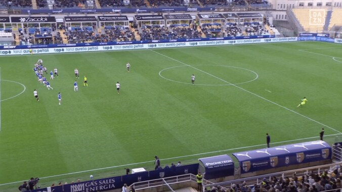 えっ、鈴木彩艶が蹴るの！？GKなのにピッチ中央のFK担当→決定機演出「戦術ザイオンすぎるw」「キックえぐい」ファン騒然 3枚目