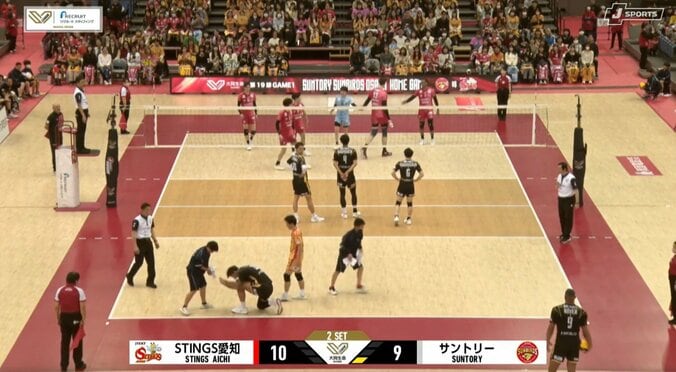 「ちょっと貸しなさい！」男子バレー、スター選手が自らガシガシと雑巾掛け まさかの“珍光景”にアリーナから笑い 4枚目