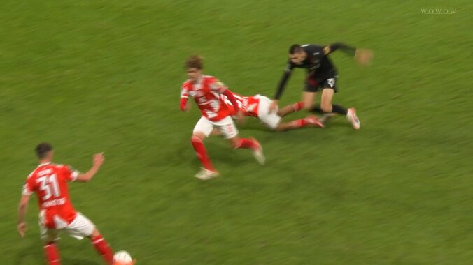 「もろに足削ってる」佐野海舟、危機一髪「結構えぐいタックルやん」超危険な足裏キックをギリギリ回避も味方選手が被害に 4枚目