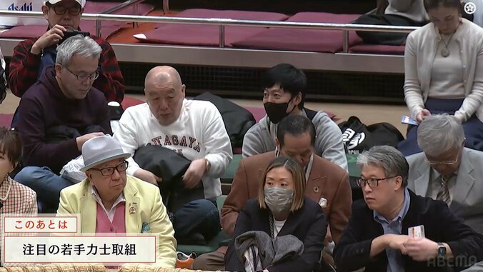 黒マスク姿でもオーラがダダ漏れ