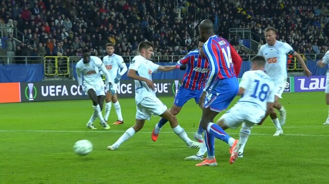 「圧倒的過ぎる」日本代表MF、ひとり完結の圧巻フィニッシュワークにSNS沸騰「えぐいって」30m超ドリブル独走→超絶キックフェイント→股抜きシュートの一部始終 3枚目