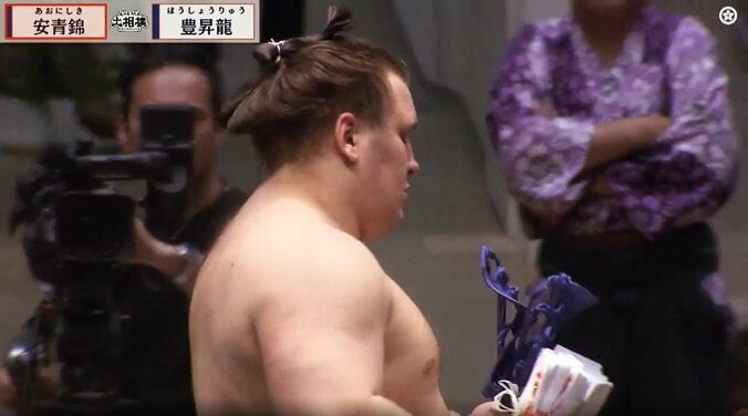 分厚い懸賞に視線を落とす安青錦