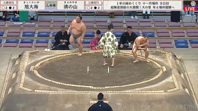 一体何が…力士が激しく身悶えファン驚き