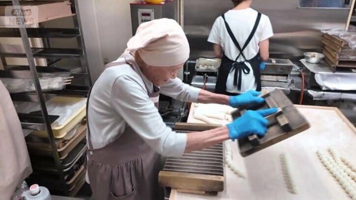 木型で押さえるとコロコロ団子が出てくる