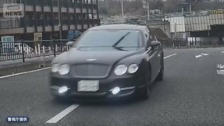 高級車で車7台に衝突 車乗り捨て逃走か 瞬間映像