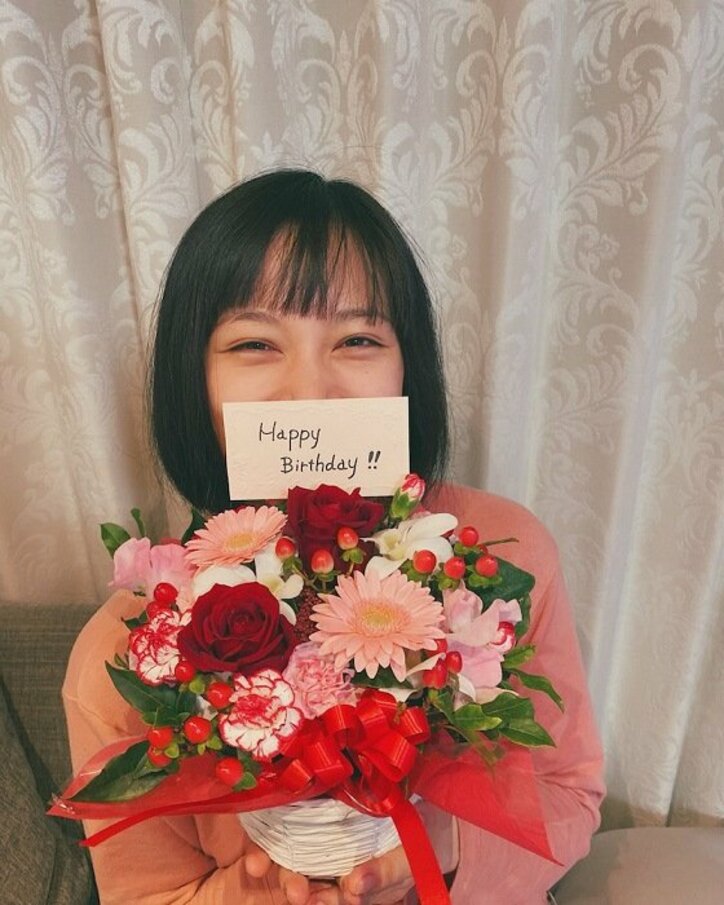 高橋ユウ、29歳の誕生日を迎え夫・卜部弘嵩選手から花束「めっっちゃ嬉しい」
