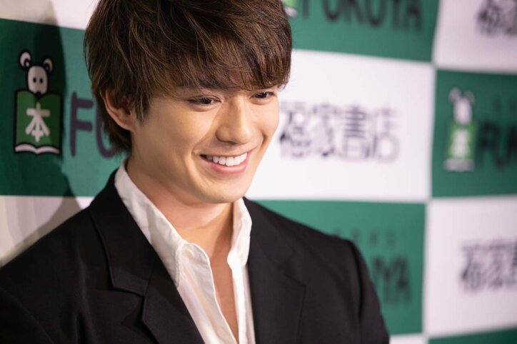 新田真剣佑、ベッドシーン撮影を振り返る「オジサン二人とシーツにくるまってます」