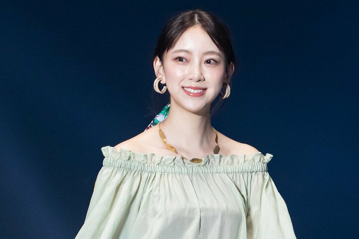 遠藤さくらが春らしい装いでキュートに微笑む＆金川紗耶がランウェイデビュー、乃木坂46がTGCに登場【画像集】