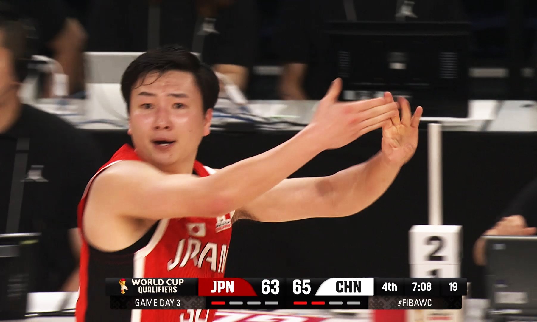 中国HCのファウルをアピールする富永啓生