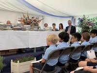 デヴィ夫人『PAPPLEWICK SCHOOL 卒業式 ~②』