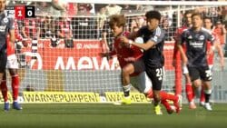 一体、何が…？ 佐野海舟にタックルで“珍ハプニング”「止めたれよ」「大丈夫か」ドイツ代表DFが起き上がれず悶絶→ボールがまさかの直撃