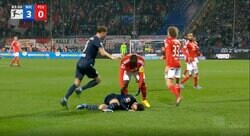 あわや一触即発！「お前、何してんだよ！」 浅野拓磨がドリブルを仕掛けた瞬間に強烈タックルで吹っ飛ばされた瞬間　悪質ファウルにチームメイトが一斉で駆けつけて大集合