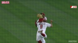 「俺達、入れ替わってる！？」「運命の出会いみたい」フライを追って衝突も笑顔で抱き合う2人に視聴者ツッコミ