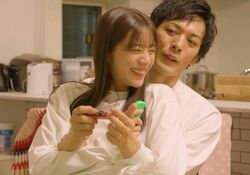 貴島明日香をバックハグしながらゲーム！超密着スキンシップに川島海荷も興奮「見てるこっちがやばい！」『私たち結婚しました4』第3話