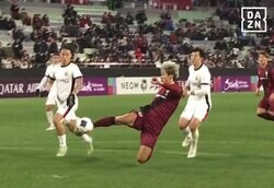 今季も“半端ない”ぞ！ 大迫勇也が“ハイレベルすぎるジャンピングボレー”で驚愕ゴラッソ「PK外した辻褄を合わせた」「10万人が同じセリフを…」