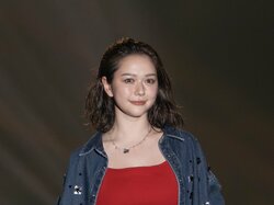 村重杏奈、タイトトップ姿が「色気溢れまくっている」「見事」大人の魅力を放ったランウェイに反響