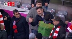 あわや場外乱闘… お前も退場しろよ！かかって来い！暴行退場処分の監督がブチギレまくる瞬間　スタンドへ強制連行→ピッチに大声で叫んで挑発し続ける問題シーン