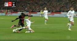 スタジアム騒然！“市場価値70億円男”が吹っ飛ばされた！ 全速力で40メートル超えの“爆走スプリント”→強烈なハードタックルが炸裂した瞬間