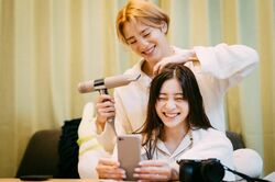 塩野瑛久、お風呂上りの足立梨花の髪を乾かし頭ポンポン「すっごい幸せだなって感じる」『私たち結婚しました2』第9話