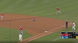 もうワケわからん！ド軍・恐怖の9番キム・ヘソンの足で“予想外の展開”「エグい」「速すぎw」相手野手がビビって暴投… とんでもないスピードで“爆速内野安打”