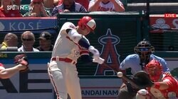 大谷翔平、緊急降板直前の44号特大2ランにファン総立ち！ ホームランボール手に入れた“幸運な観客”も両手を上げ大興奮 球場“歓喜の瞬間”