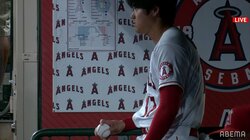 大谷翔平、次の登板が待ち遠しい？ベンチで“魔球”スプリットの握りを確認「大谷さん投げたそう」「なんか絵になる」