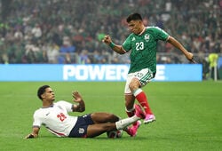 「これは危ない」「怪我してもおかしくないよ」イングランド代表DF、脛直撃の危険な足裏スライディングで一発退場　10人で準々決勝進出決めるも「次戦は欠場かな」