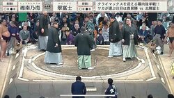 話がまとまったかと思ったら……審判団、解散直後の“再集結“に館内どよめき「フェイントかけてきたw」「戻ってきた」