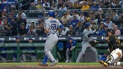 ド軍戦、バット吹っ飛ぶ“珍プレー”に「大谷もびっくり」 まさかの事態に“次打者”の大谷翔平も驚く