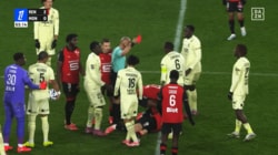 「何やってるんだよ…」超危険な“踏みつけ”で一発退場！「ソックスが破れてる」「足首が…」モナコ主将の愚行にファン騒然