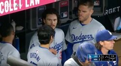 こんな大谷翔平は見たことない… ホームランを打つ前にベンチで何があったのか？　相手投手の“弱点”を見破ったチームメイトが大谷にアドバイスを送る決定的瞬間