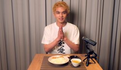 北村匠海がASMR動画に挑戦 揚げたてサクサクの“とんかつ”に食らいつく！