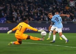 「奇跡を起こした！」鈴木彩艶の“怪物級ゼロ距離セーブ”を現地メディア大絶賛「自らの限界を超えた」「決定的だ」ラツィオが唖然とした瞬間